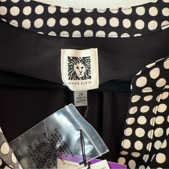 Anne Klein NWT Polka Dot Blouse, Black and White - Picture 4 of 6
